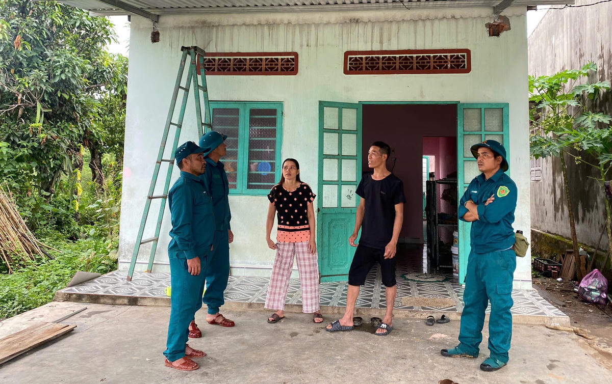 Lực lượng dân quân xã Đăk Pék hỗ trợ người dân sửa chữa lại căn nhà. Ảnh: CĐ.