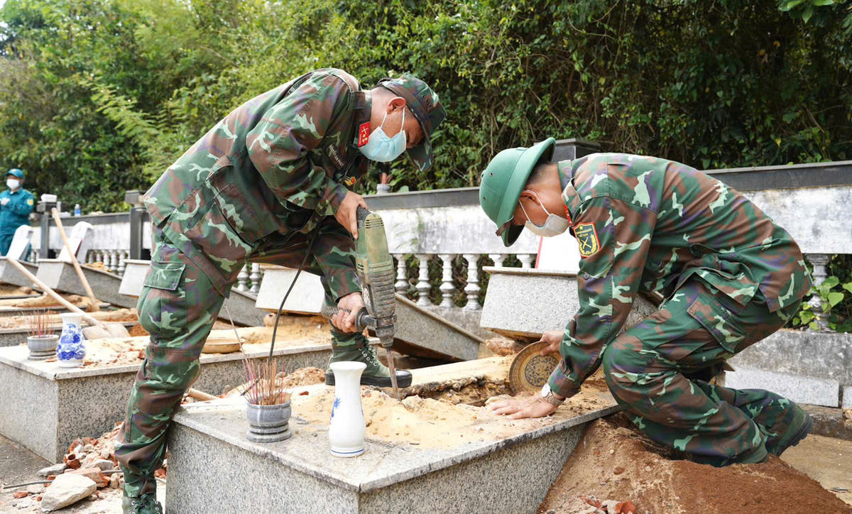 Lực lượng chức năng đang khai quật để lấy mẫu ADN hài cốt liệt sĩ. Ảnh: NT.