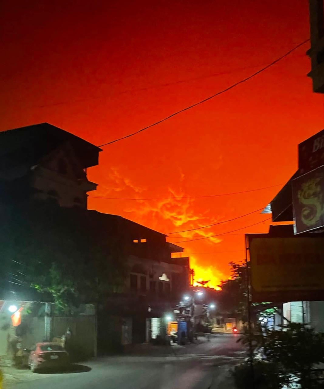 Đám cháy bùng phát rực đỏ vùng trời khu vực nhà máy - quan sát từ khu dân cư quanh vùng. Ảnh: Phi Thành Nguyễn.
