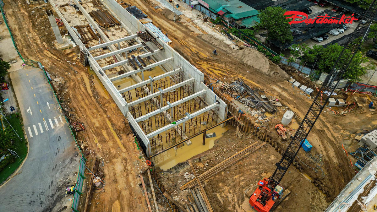 Nút giao gần 2.400 tỷ đồng ở cửa ngõ phía Tây Hà Nội dần lộ diện sau hơn một năm thi công