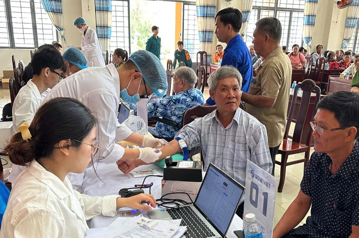 Thân nhân gia đình liệt sĩ Huỳnh Văn Quên lấy mẫu ADN để đối chiếu thông tin. Ảnh: Q.Vinh.