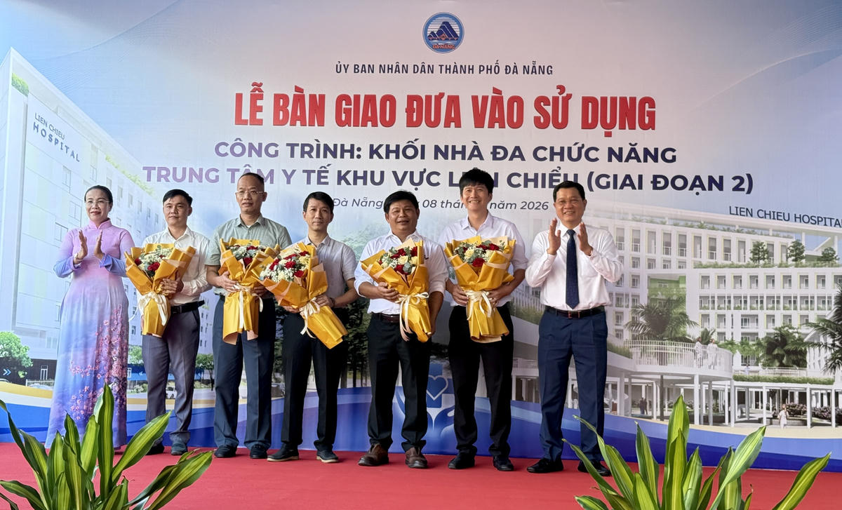 Ông Trần Phước Sơn và bà Nguyễn Thị Anh Thi biểu dương Ban quản lý dự án, các nhà thầu, đơn vị tư vấn, giám sát... Ảnh: Nguyễn Tú.