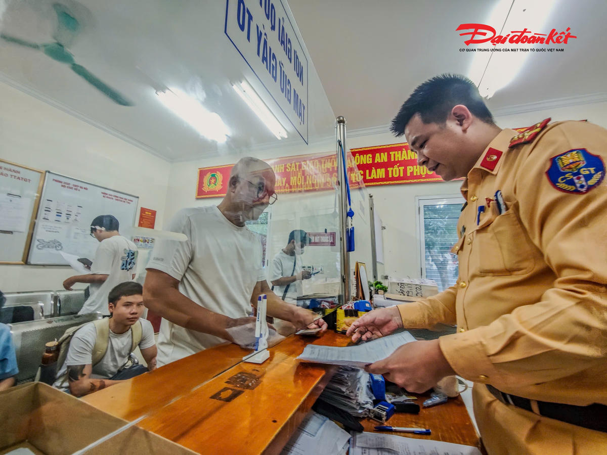 Đồng thời, mô hình "Tổ CSGT tình nguyện - Ngày thứ Bảy vì Nhân dân" cũng tiếp tục được duy trì nhằm hỗ trợ giải quyết thủ tục hành chính đối với những trường hợp không thể đến trụ sở trong giờ hành chính.