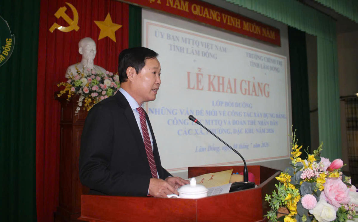 Ông Phạm Triều, Phó Chủ tịch Thường  trực Ủy ban MTTQ Việt Nam tỉnh Lâm Đồng, phát biểu tại lễ khai giảng.