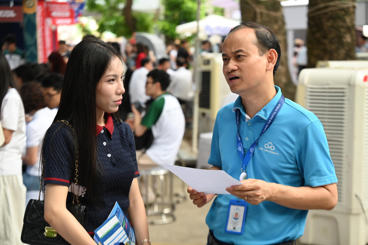PGS.TS Vũ Việt Vũ - Trưởng khoa Công nghệ Thông tin và Truyền thông, Trường Đại học CMC tư vấn tuyển sinh.