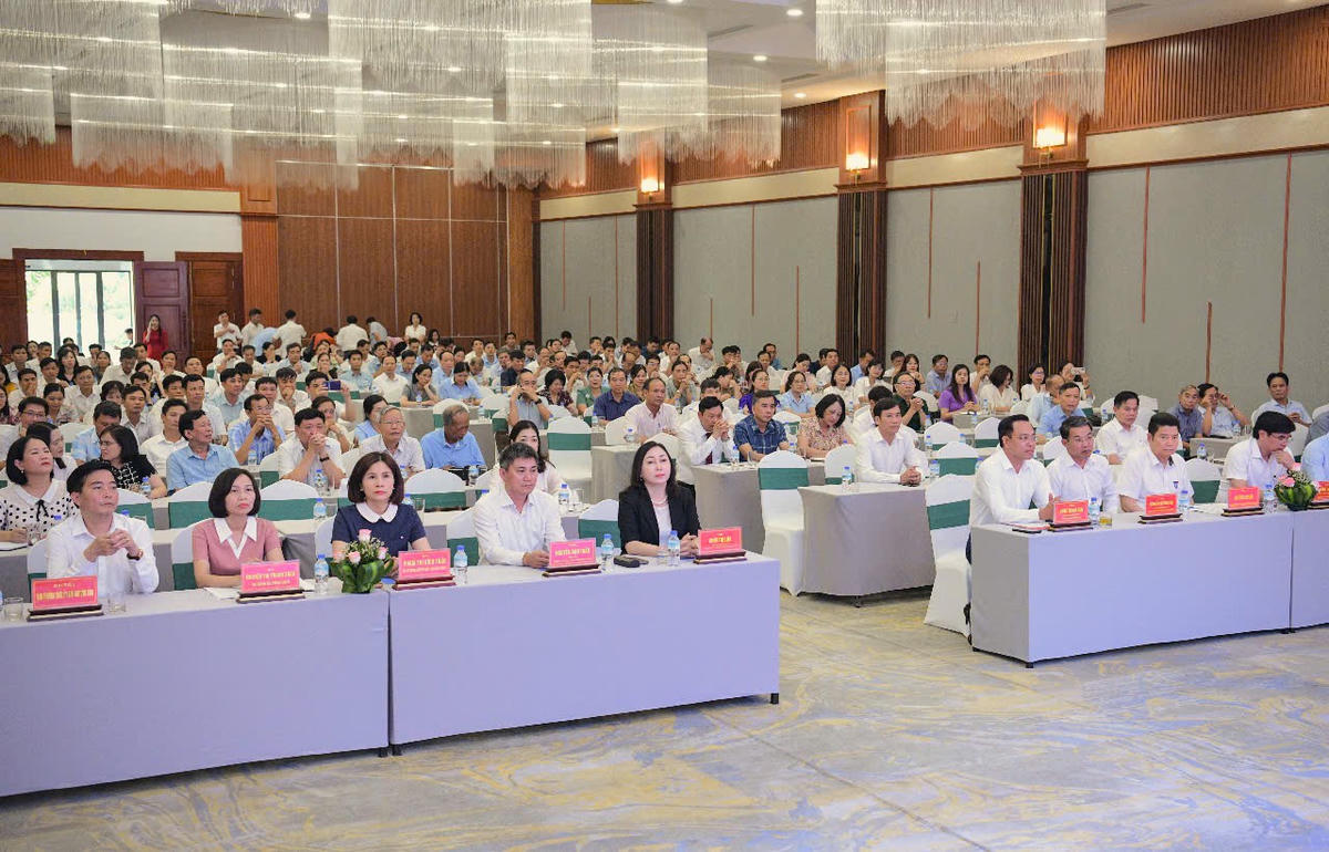 Bà Đinh Thị Lụa - Phó Bí thư Tỉnh ủy, Chủ tịch Ủy ban MTTQ tỉnh Ninh Bình cùng các đại biểu dự hội nghị. Ảnh: Đình Minh