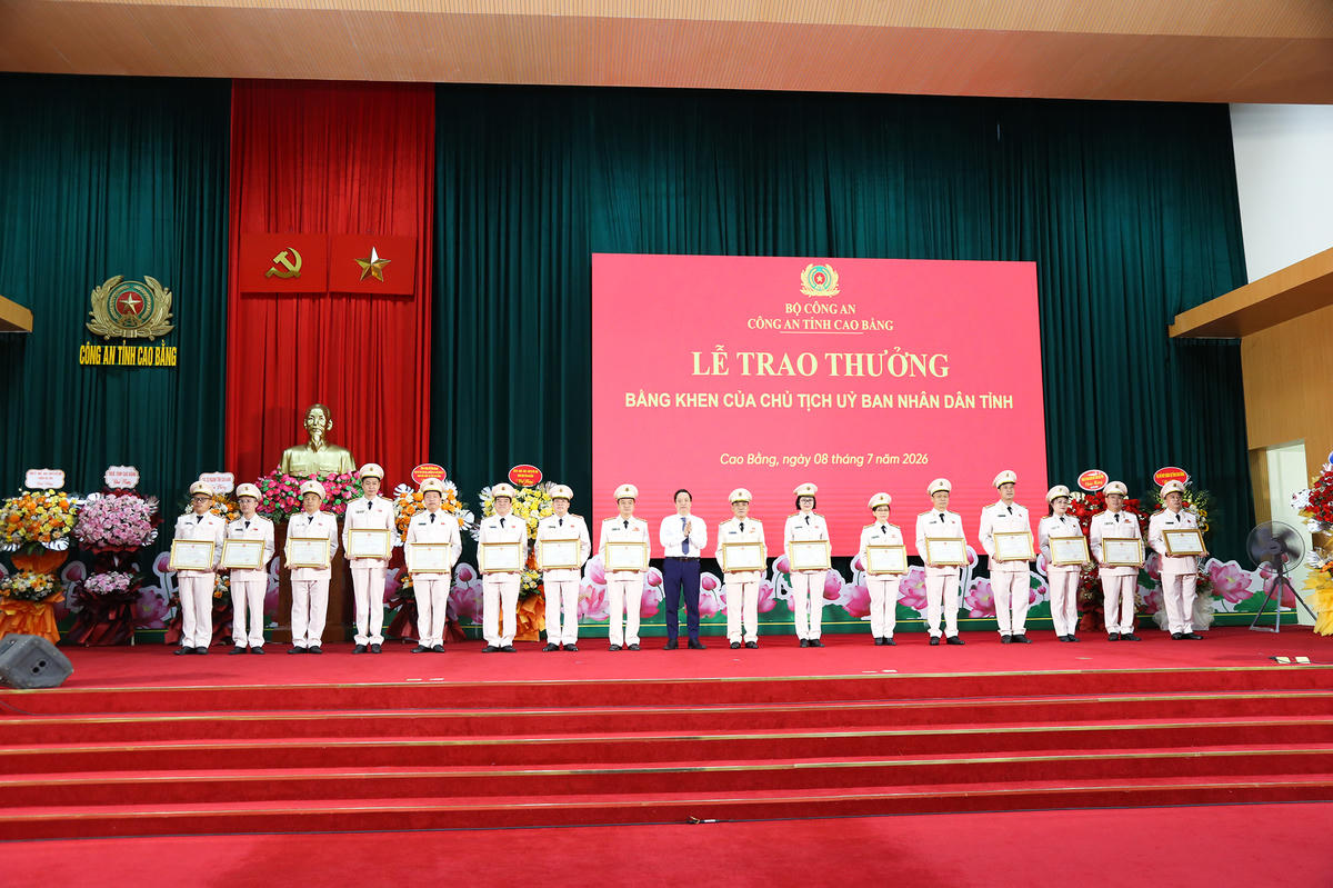 Ông Lê Hải Hòa - Chủ tịch UBND tỉnh Cao Bằng trao Bằng khen cho một số cá nhân và tập thể. Ảnh: Hân Nguyễn.