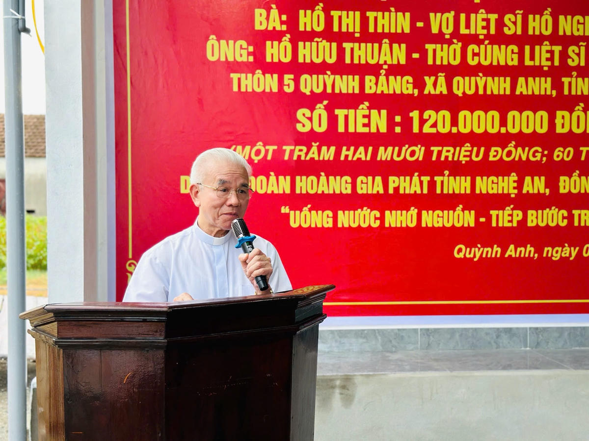Linh mục Trần Xuân Mạnh – Chủ tịch Trung ương Ủy ban Đoàn kết Công giáo Việt Nam phát biểu tại chương trình. Ảnh: QQ