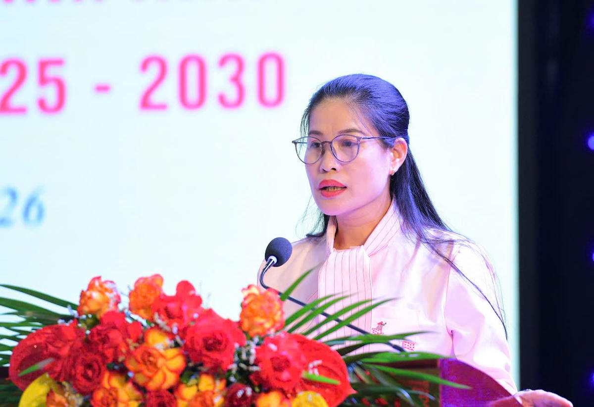 Bà Trần Thị Thoa - Phó Chủ tịch Ủy ban MTTQ tỉnh thông qua dự thảo kế hoạch triển khai thực hiện Nghị quyết Đại hội đại biểu toàn quốc MTTQ lần thứ XI. Ảnh: Đình Minh