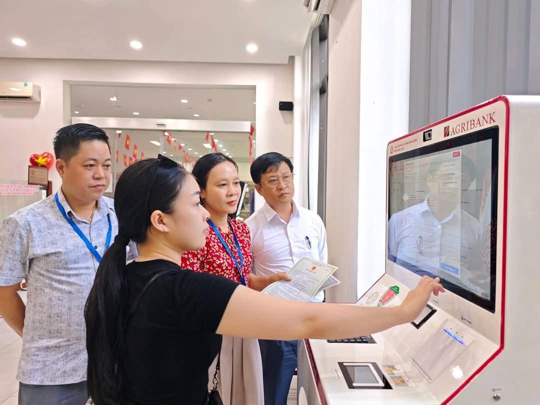 Phường Hải Châu đưa vào sử dụng máy Kiosk thông minh phục vụ chuyển đổi số, cải cách hành chính. Ảnh: Nguyễn Tú.