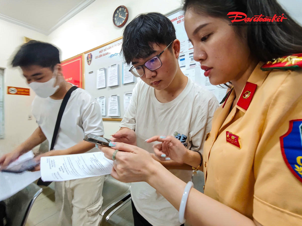 Ngoài giải quyết các thủ tục xử lý vi phạm hành chính, cán bộ còn trực tiếp hướng dẫn người dân nộp phạt trực tuyến, sử dụng dịch vụ công và các tiện ích số nhằm giảm thời gian, chi phí đi lại trong những lần thực hiện thủ tục tiếp theo.