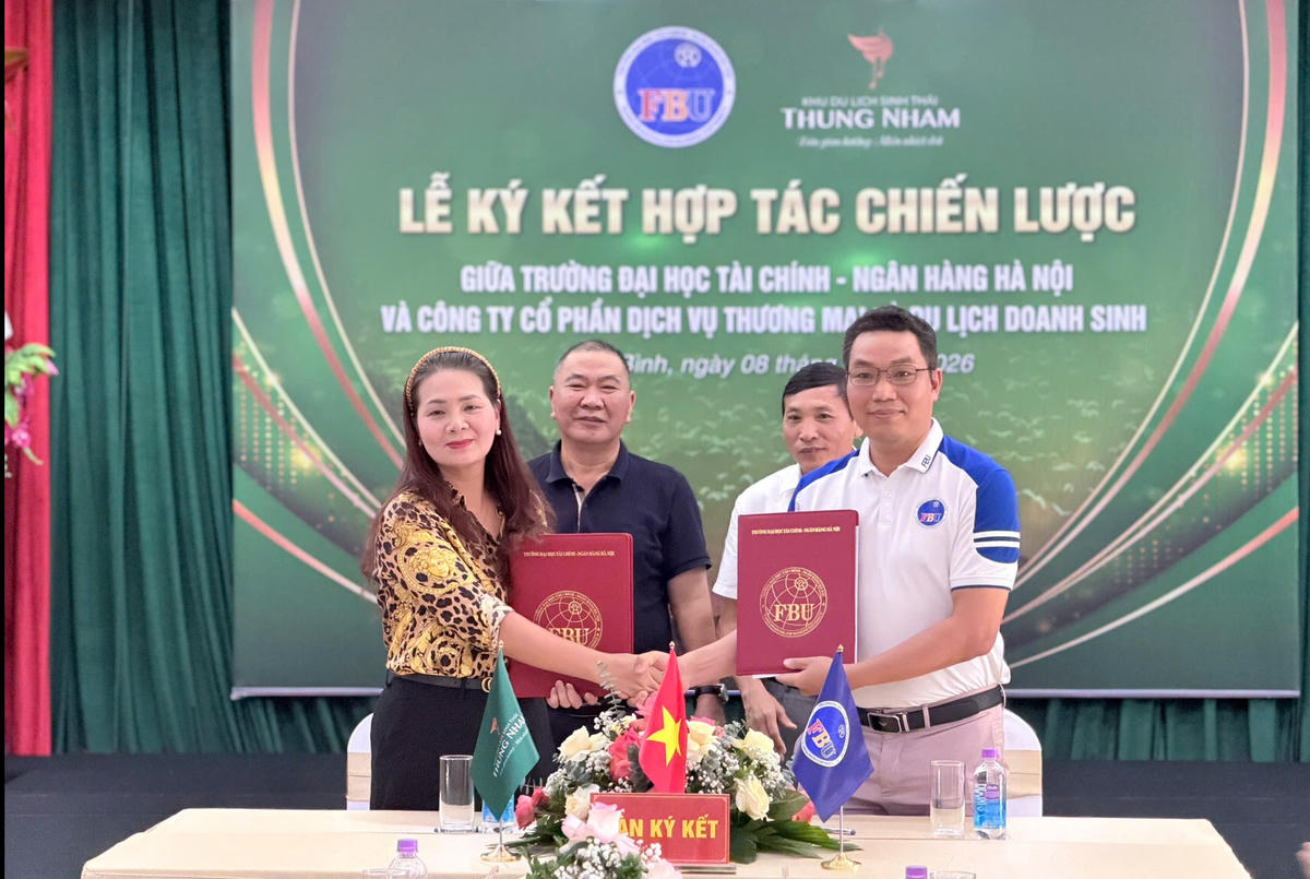 Đại diện 2 đơn vị ký kết biên bản hợp tác.