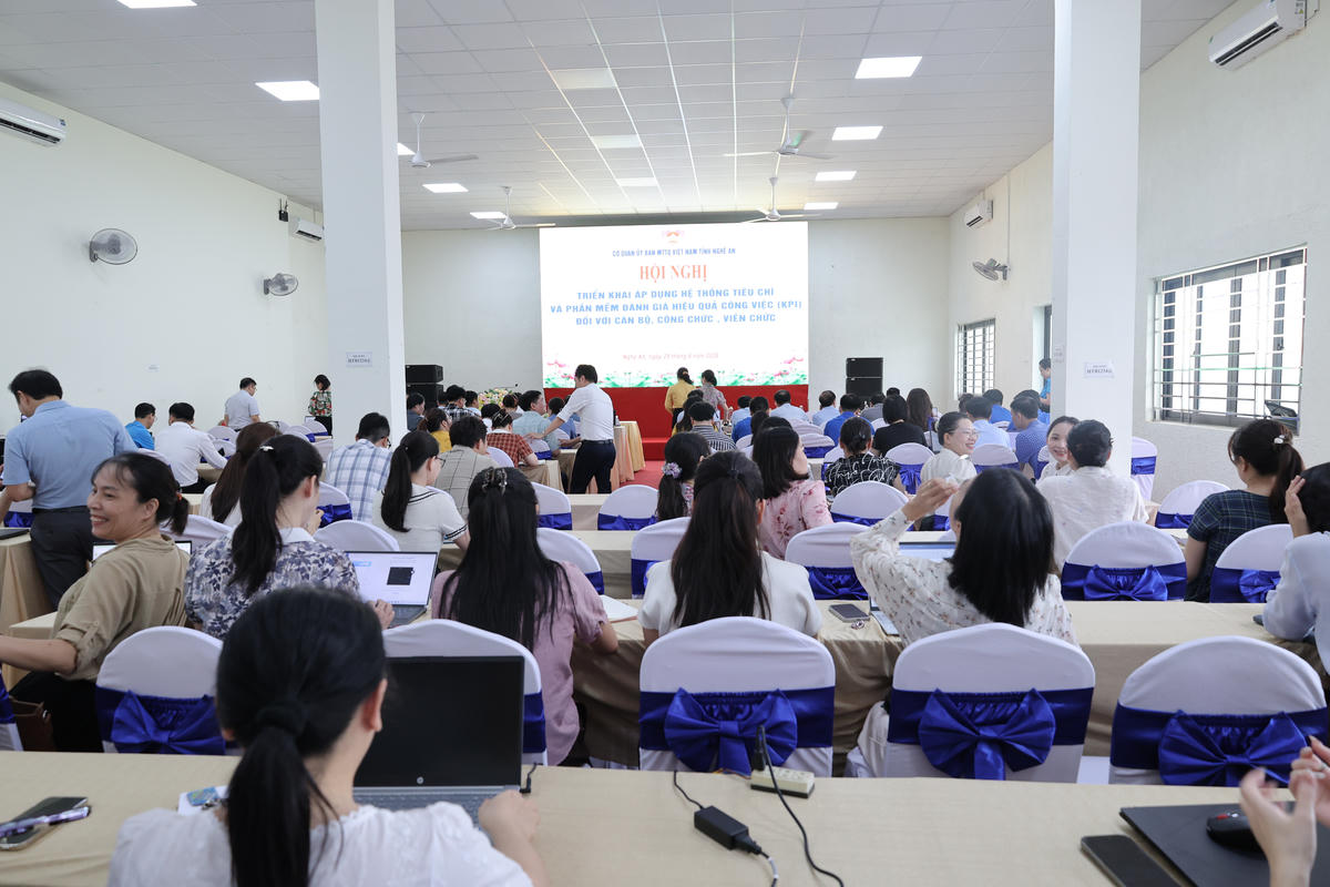 Uỷ ban MTTQ Việt Nam tỉnh Nghệ An tổ chức tập huấn cho cán bộ, nhân viên trong toàn cơ quan về việc thực hiện chấm KPI.