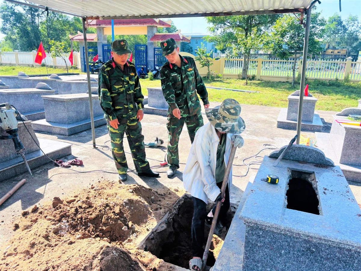Lực lượng chức năng đang khai quật hài cốt liệt sĩ. Ảnh: CĐ.