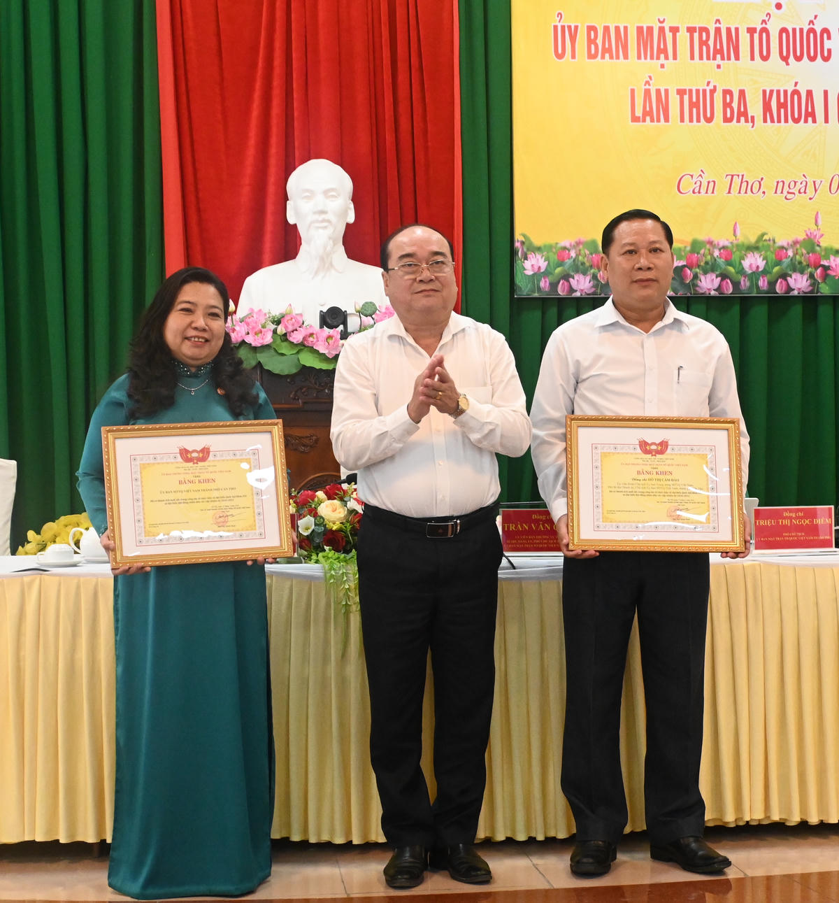 Ông Trần Văn Chính, Phó Chủ tịch Thường trực Ủy ban MTTQ Việt Nam TP Cần Thơ thừa ủy quyền trao Bằng khen của Ủy ban Trung ương MTTQ Việt Nam cho tập thể và cá nhân “Đã có thành tích xuất sắc trong công tác tổ chức bầu cử đại biểu Quốc hội khóa XVI và đại biểu Hội đồng nhân dân các cấp nhiệm kỳ 2026-2031”.