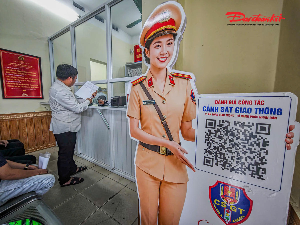 Kết quả cho thấy, 21/21 đơn vị thuộc Phòng CSGT đều đạt mức hoàn thành xuất sắc, với điểm đánh giá từ 90 điểm trở lên trên thang điểm 100. Trong đó, 17 đơn vị đạt điểm trung bình tuyệt đối 100 điểm, phản ánh mức độ hài lòng cao của người dân đối với chất lượng phục vụ.