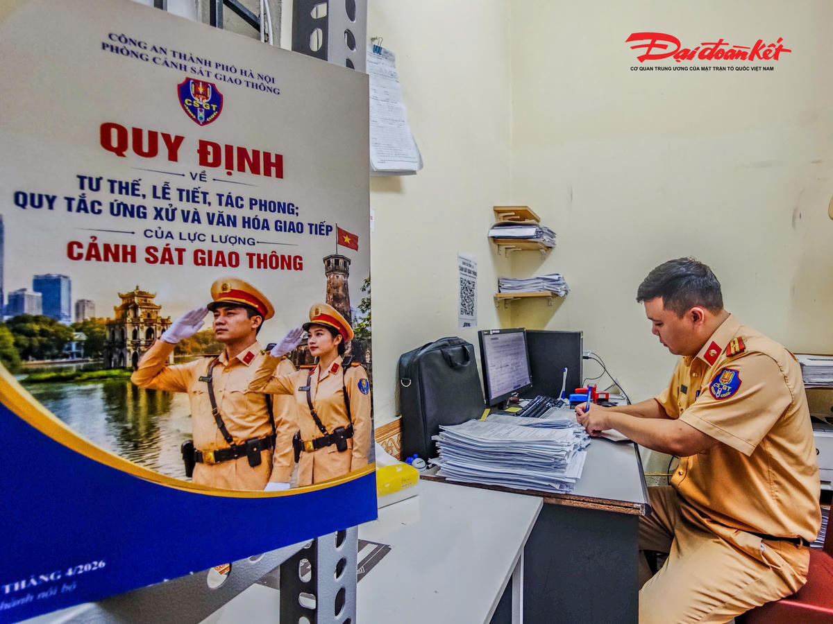 Mặc dù lượng công dân đến xử lý vi phạm hành chính khá đông, hoạt động tiếp nhận và hướng dẫn vẫn diễn ra trật tự, nền nếp. Các cán bộ được phân công theo từng vị trí, chủ động tiếp nhận hồ sơ, hướng dẫn người dân hoàn thiện giấy tờ, giải đáp các vướng mắc và hỗ trợ thực hiện dịch vụ công trực tuyến đối với các thủ tục đủ điều kiện.