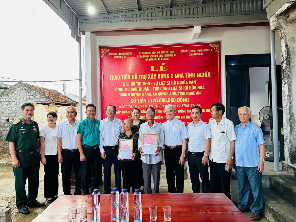 Đại diện các tổ chức, đơn vị, chính quyền và Hoàng Gia Phát Group trao kinh phí hỗ trợ xây dựng 2 căn nhà tình nghĩa cho thân nhân 2 gia đình liệt sĩ. Ảnh: QQ