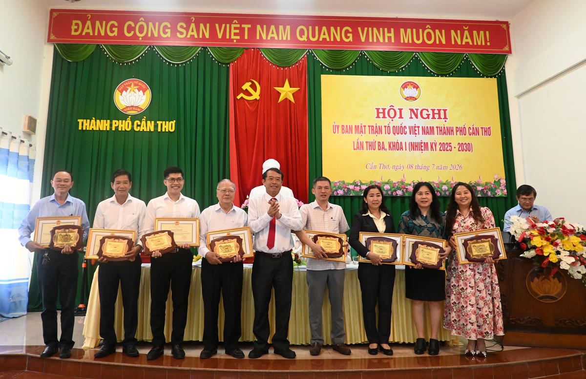 Ông Nguyễn Văn Khởi - Phó Chủ tịch UBND TP Cần Thơ trao Bằng khen của Chủ tịch UBND TP Cần Thơ cho các tập thể có thành tích tiêu biểu trong công tác cứu trợ, vận động, ủng hộ, quyên góp khẩn cấp về tài chính, lương thực, thực phẩm và các nhu yếu phẩm cho người dân trực tiếp bị ảnh hưởng thiên tai năm 2025. Ảnh Hồng Thắm