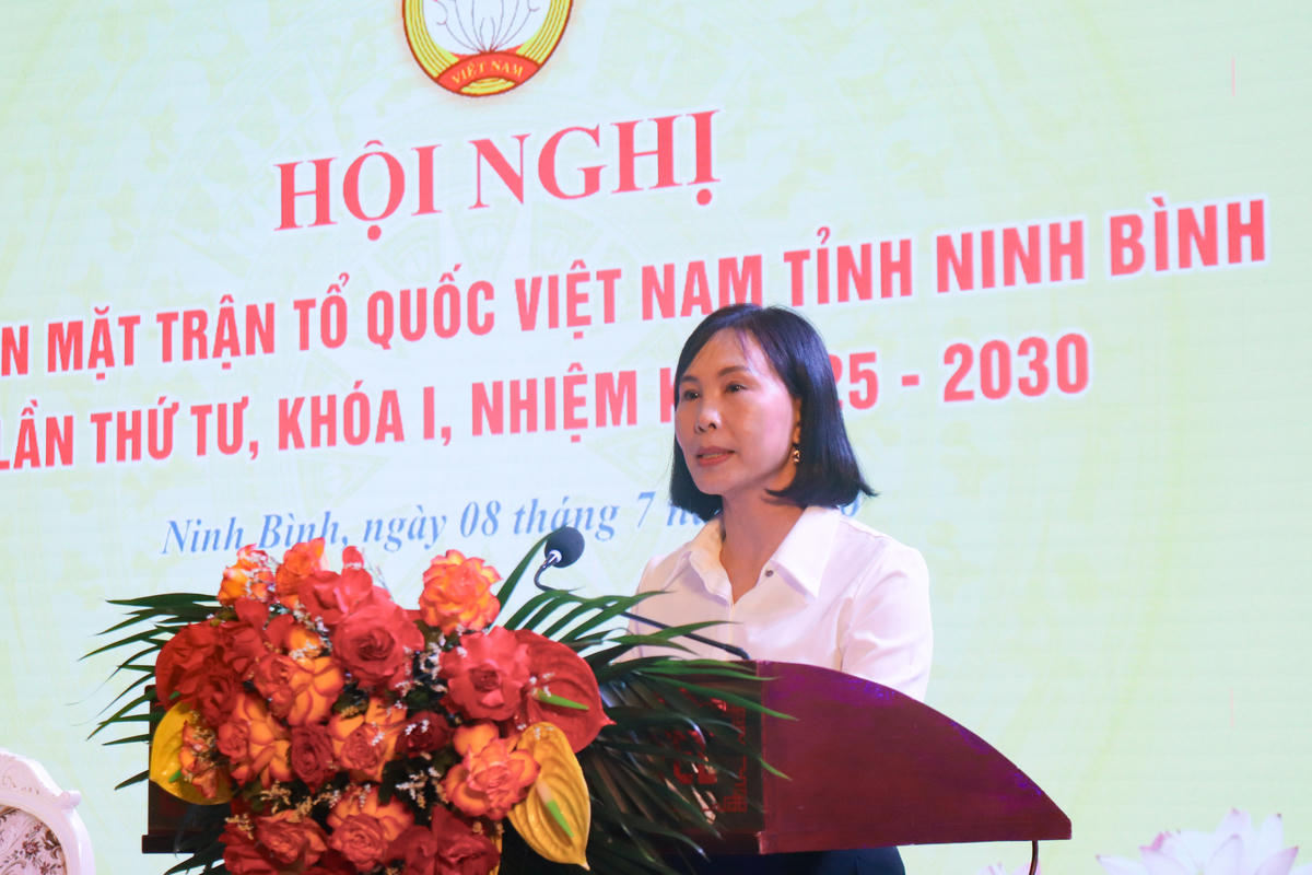 Bà Lê Thị Minh Thư - Chủ tịch Ủy ban MTTQ xã Nam Xang trình bày tham luận tại hội nghị. Ảnh: Đình Minh