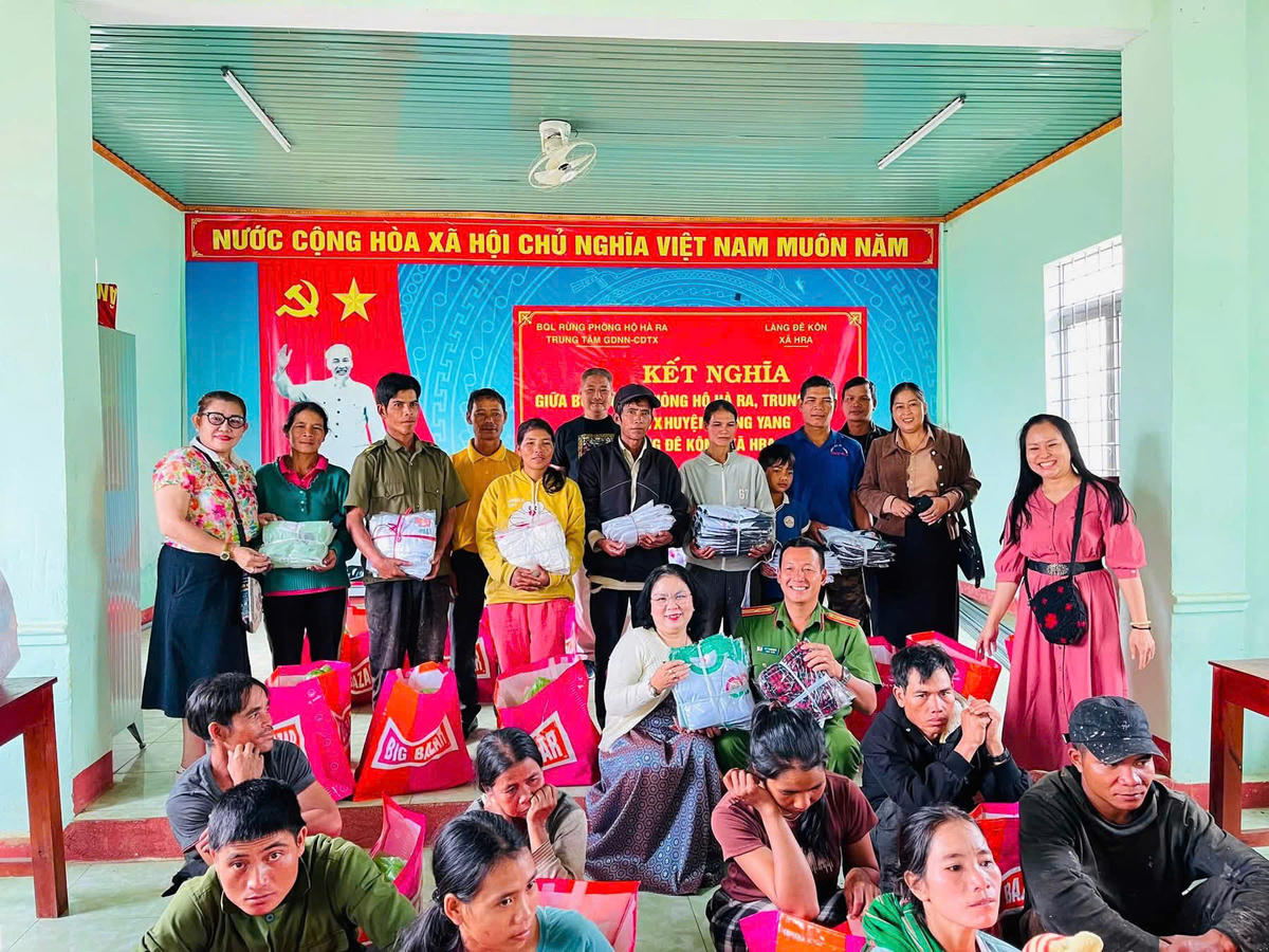 Đoàn thiện nguyện đã trao 63 suất quà cho các hộ gia đình có hoàn cảnh khó khăn trên địa bàn xã Hra. Ảnh: ĐS.