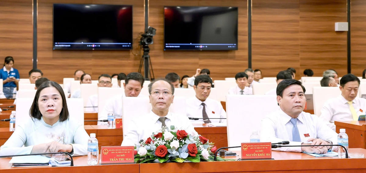 Lãnh đạo tỉnh Khánh Hòa và các đại biểu tham dự kỳ họp.