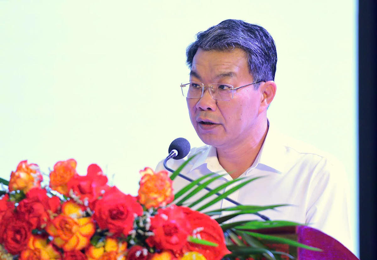 Ông Nguyễn Hoàng Hà - Ủy viên Ban Thường vụ Tỉnh ủy, Phó Chủ tịch Thường trực Ủy ban MTTQ tỉnh Ninh Bình báo cáo kết quả công tác Mặt trận 6 tháng đầu năm 2026. Ảnh: Đình Minh
