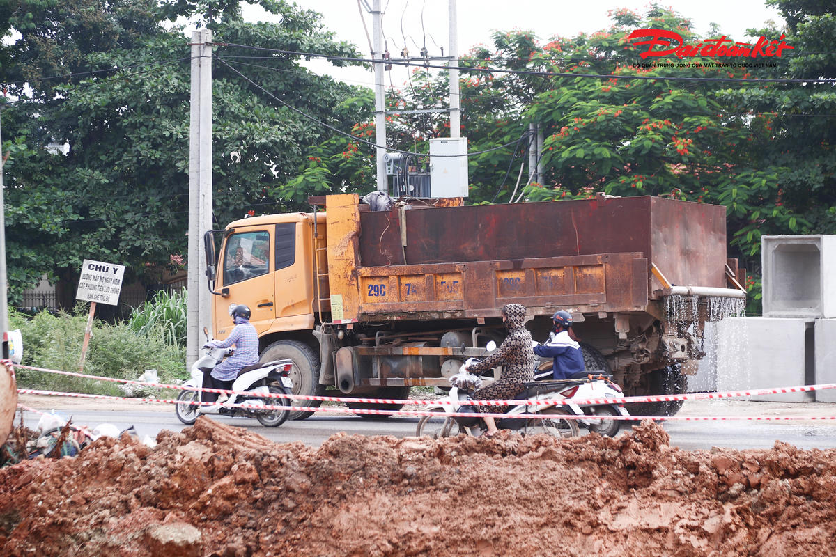 Xe tưới nước cũng được huy động hoạt động định kỳ nhằm giảm bụi phát sinh trong quá trình thi công, hạn chế ảnh hưởng đến sinh hoạt của người dân sống dọc tuyến.