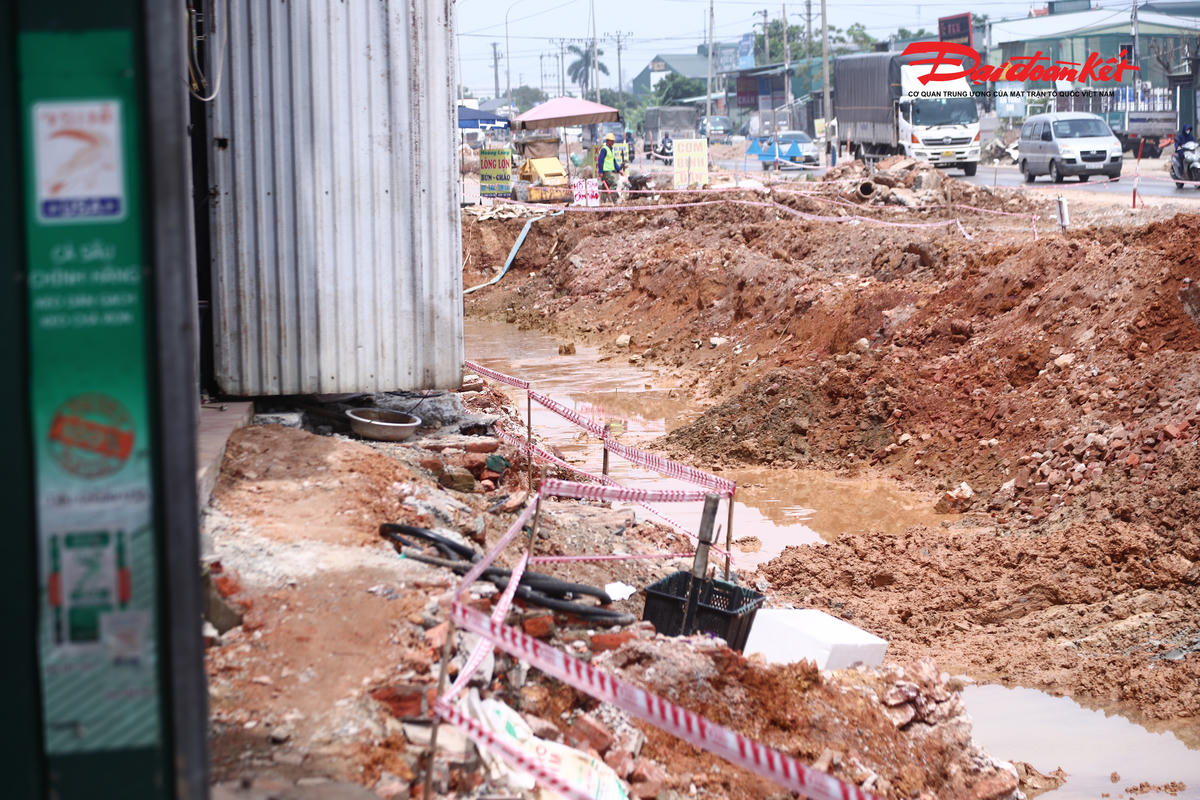 Theo ghi nhận của PV Báo Đại đoàn kết, hiện nhà thầu đã bổ sung các biện pháp bảo đảm an toàn tại khu vực thi công. Tại nhiều vị trí giáp nhà dân, đơn vị thi công đã tiến hành căng dây cảnh báo dọc theo mép hố đào nhằm khoanh vùng khu vực nguy hiểm, cảnh báo người dân và các phương tiện lưu thông, góp phần giảm thiểu nguy cơ xảy ra tai nạn trong quá trình thi công.