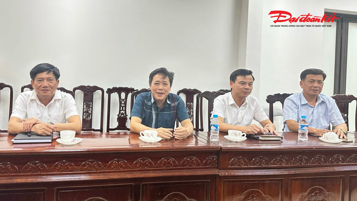 Đại diện Công ty TNHH MTV Thủy lợi Hà Tĩnh làm việc với PV Đại đoàn kết. Ảnh: HN.