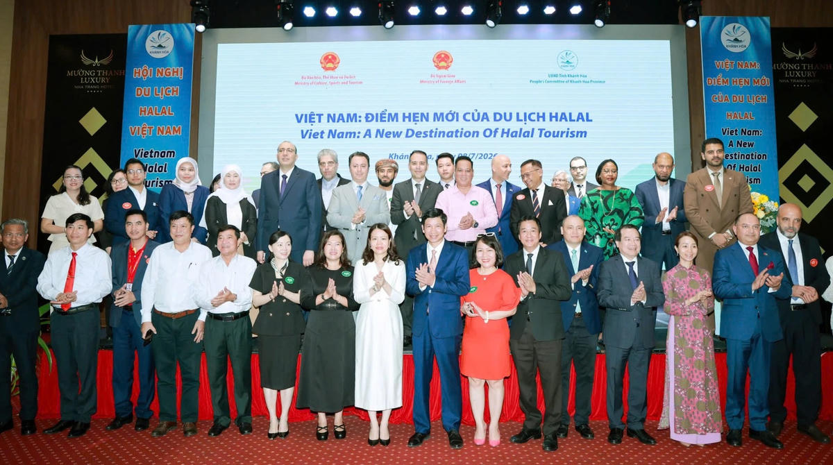 Đại biểu chụp hình lưu niệm tại hội nghị.