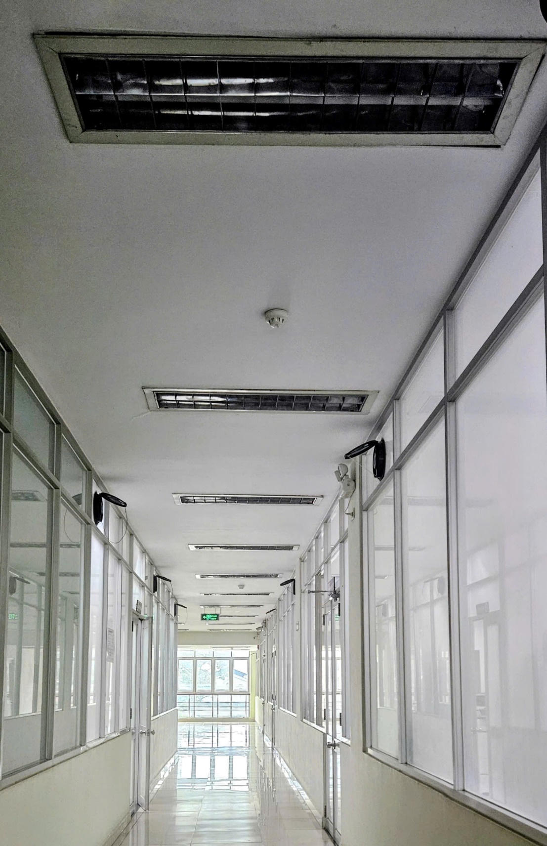 Tại trụ sở Cơ quan EVNSPC, vào ban ngày, tắt hoàn toàn đèn hành lang để tận dụng ánh sáng tự nhiên