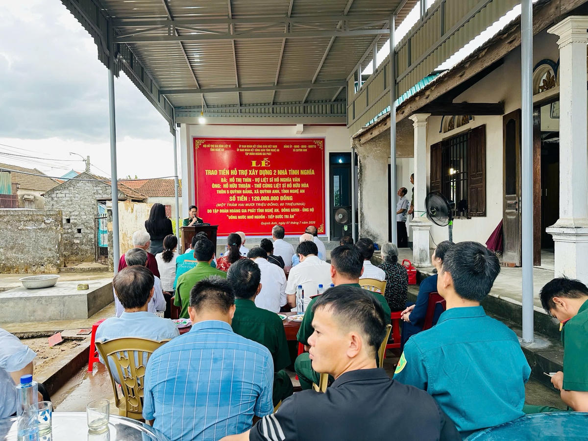 Chiều 7/7, Hoàng Gia Phát Group phối hợp với một số đơn vị và xã Quỳnh Anh trao kinh phí hỗ trợ xây dựng 2 căn nhà tình nghĩa cho thân nhân liệt sĩ có hoàn cảnh khó khăn. Ảnh: QQ