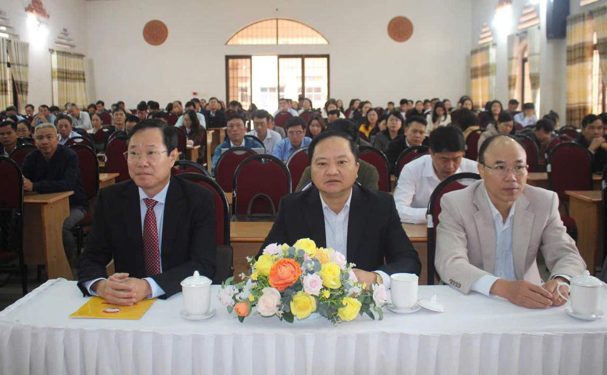 Các đại biểu tham dự lễ khai giảng.