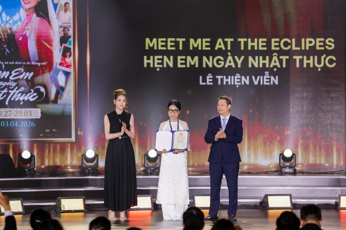 Đại diện KITA Group trao giải cho tác phẩm xuất sắc tại Lễ Bế mạc và Trao giải Liên hoan phim Châu Á Đà Nẵng lần thứ IV (DANAFF IV).