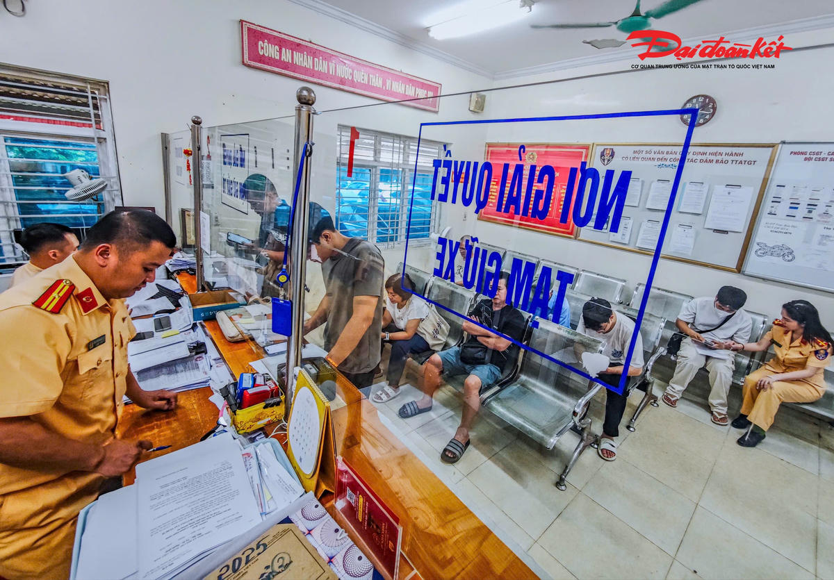 Cùng ngày, tại Đội CSGT đường bộ số 4, bộ phận tiếp công dân cũng được bố trí gọn gàng, các bảng hướng dẫn được đặt tại vị trí dễ quan sát, tạo thuận lợi cho người dân đến liên hệ công tác.