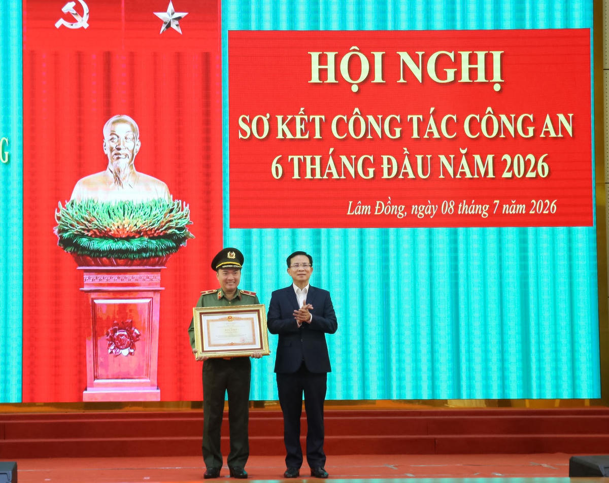 Ông Hồ Văn Mười, Phó Bí thư Tỉnh ủy, Chủ tịch UBND tỉnh Lâm Đồng trao Bằng khen của Thủ tướng Chính phủ cho Công an tỉnh Lâm Đồng.