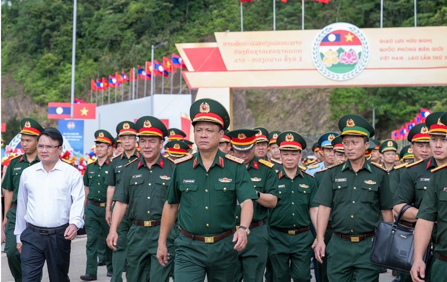 Thượng tướng Nguyễn Trường Thắng và đoàn công tác tổng duyệt hoạt động giao lưu tại Cửa khẩu Thanh Thủy. Ảnh: Báo QĐND