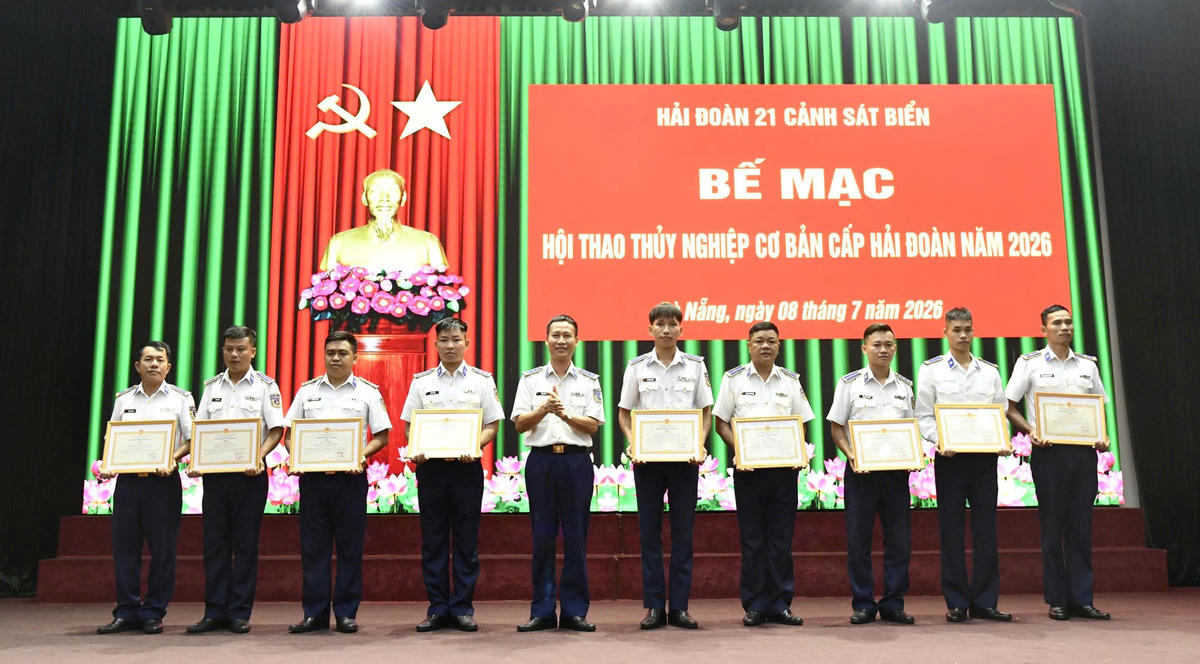 Thượng tá Phan Văn Hiếu, Phó Hải đoàn trưởng Quân sự trao giấy khen tặng tập thể, cá nhân đạt thành tích cao tại Hội thi năm 2026. Ảnh: CS.