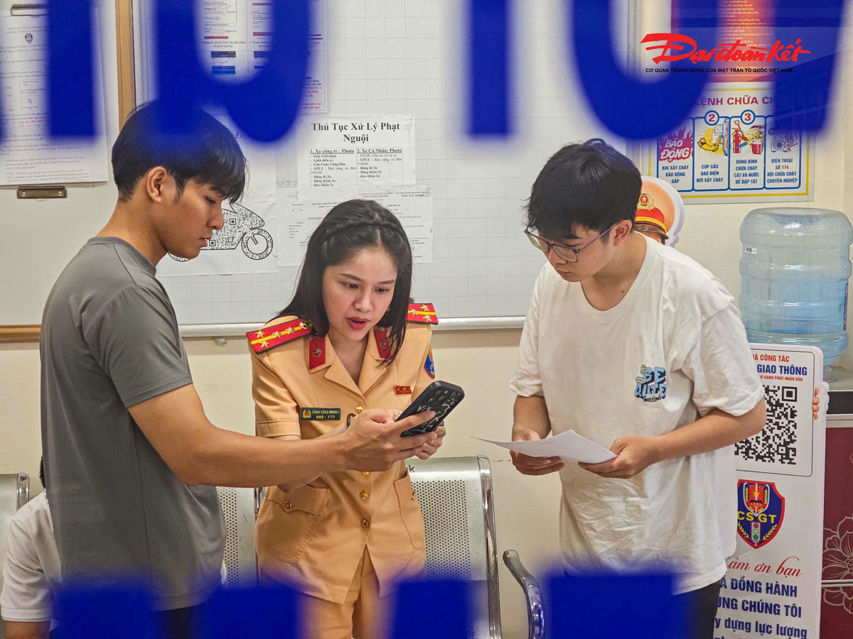 Đại diện Đội CSGT đường bộ số 4 cho biết, mô hình "Bộ phận tiếp công dân, giải quyết thủ tục hành chính Phòng Cảnh sát giao thông: Ứng xử chuẩn mực - Hành động nhân văn" được Phòng CSGT triển khai từ ngày 28/5/2026.