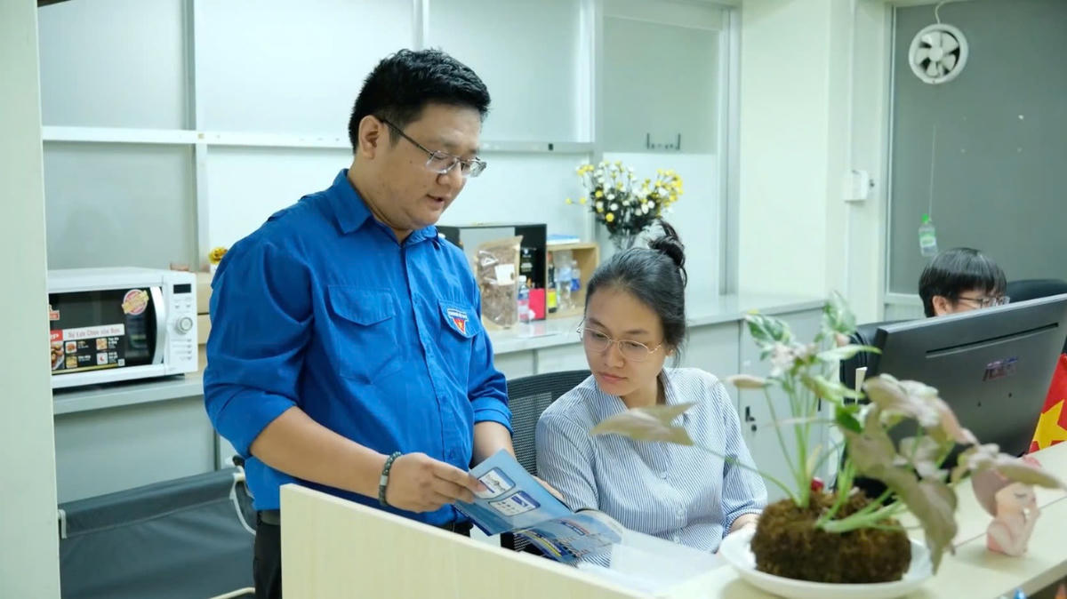 Đoàn Thanh niên EVNSPC phổ biến Sổ tay Sử dụng điện An toàn – Tiết kiệm tới CBCNV