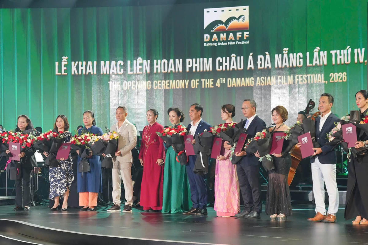Có thể là hình ảnh về văn bản cho biết 'DANAFF DaNang Aslan Film Festival LỄ KHAI MAC LIÊN HOAN PHIM CHÂU Á ĐÀ NẮNG LẦN THỨ IV. OPENING CEREMONY OF THE 4TH DANANG ASIAN SIAN.FILM.FESTIVAL,20 FILM FESTIVAL, 2026'