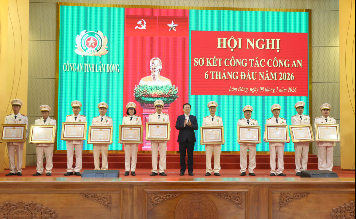Ông Hồ Văn Mười, Phó Bí thư Tỉnh ủy, Chủ tịch UBND tỉnh Lâm Đồng trao Huân chương Bảo vệ Tổ quốc Hạng Ba cho các cá nhân có thành tích xuất sắc trong nhiều năm liền.