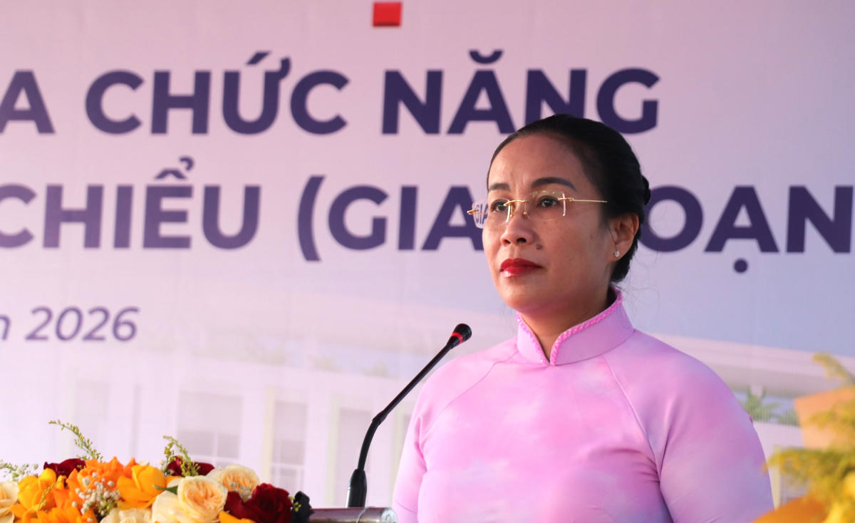 Bà Nguyễn Thị Anh Thi, Phó Chủ tịch UBND TP Đà Nẵng đề nghị Ban quản lý dự án và các nhà thầu phối hợp chặt chẽ, có trách nhiệm kịp thời xử lý phát sinh, bảo đảm công trình hoạt động an toàn, ổn định. Ảnh: Nguyễn Tú.