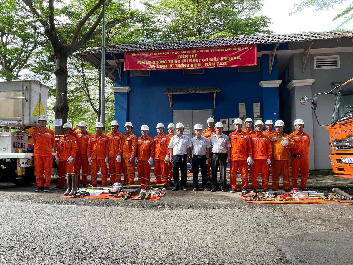 Công nhân Công ty Điện lực Bình Phú tập trung vị trí diễn tập ngập nước trạm biến áp Tiến Hùng 3.