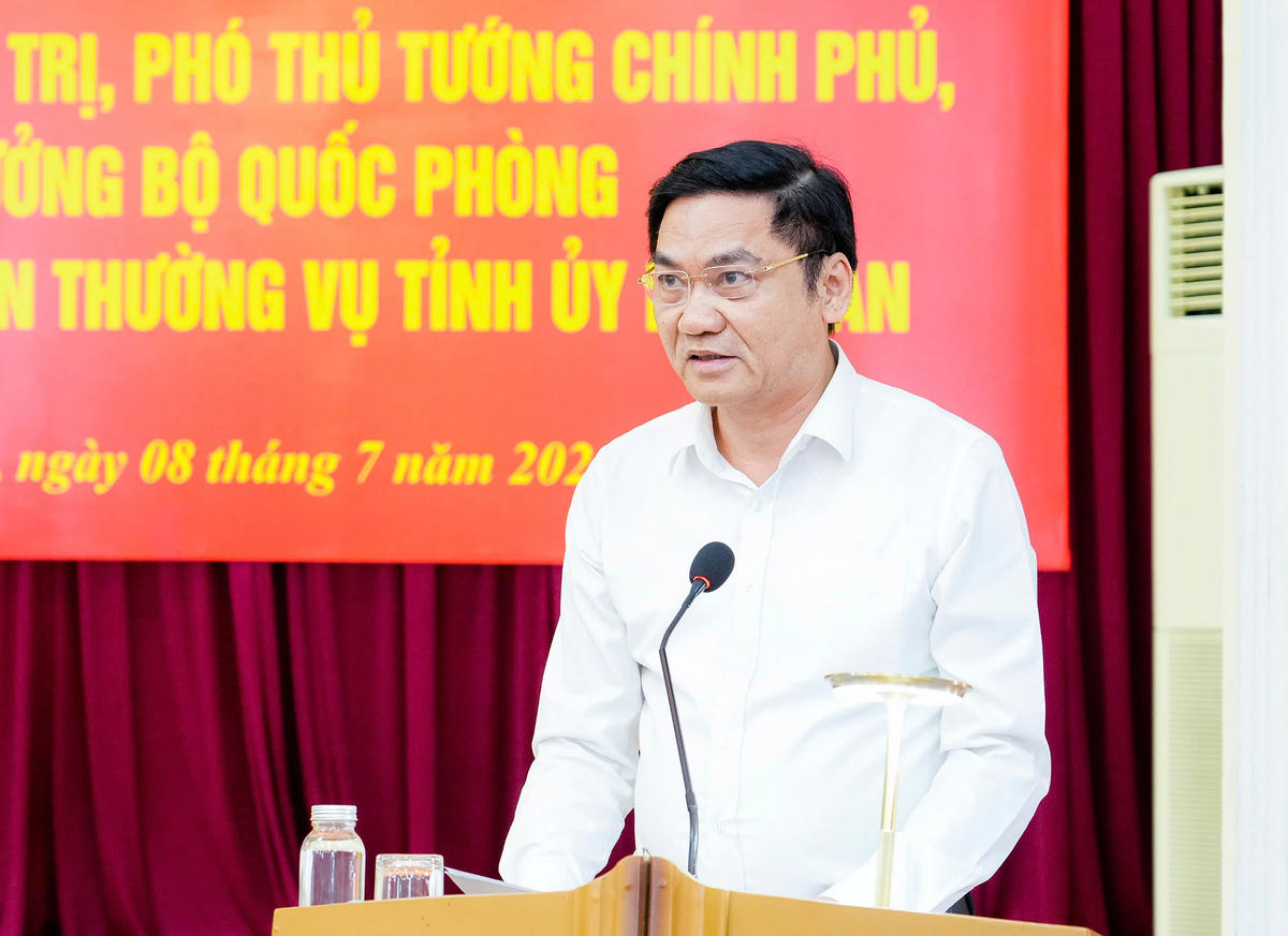 Phó Bí thư Thường trực Tỉnh ủy, Chủ tịch HĐND tỉnh Nghệ An Hoàng Nghĩa Hiếu báo cáo tình hình phát triển kinh tế - xã hội, quốc phòng - an ninh 6 tháng đầu năm; phương hướng nhiệm vụ 6 tháng cuối năm 2026