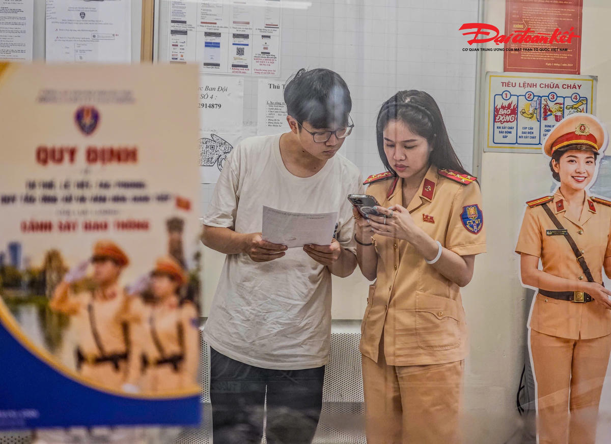 Thực hiện mô hình "Bộ phận tiếp công dân, giải quyết thủ tục hành chính Phòng Cảnh sát giao thông: Ứng xử chuẩn mực - Hành động nhân văn", Phòng CSGT Công an TP Hà Nội đã triển khai hệ thống mã QR để người dân đánh giá trực tiếp chất lượng phục vụ của cán bộ, chiến sĩ sau khi thực hiện các thủ tục hành chính.