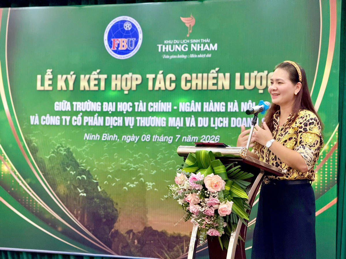 Bà Cao Thị Hòa, Tổng Giám đốc Công ty Cổ phần Dịch vụ Thương mại và Du lịch Doanh Sinh phát biểu.