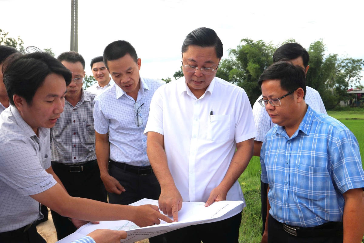 Chủ tịch Ủy ban MTTQ Việt Nam TP Đà Nẵng Lê Trí Thanh (áo trắng) kiểm tra dự án Đường vành đai phía Bắc tỉnh Quảng Nam. Ảnh: TĐ.