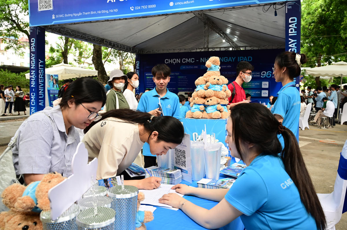 Thí sinh tìm hiểu thông tin tuyển sinh của trường đại học.